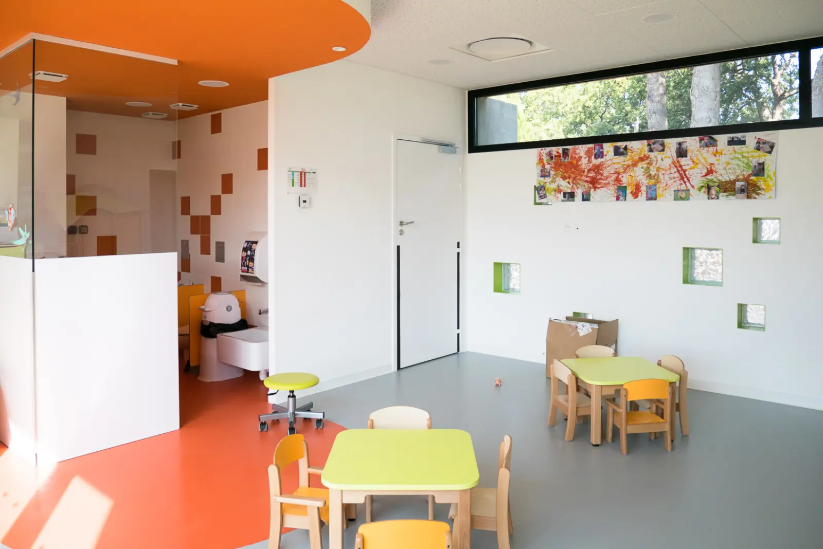 Salle d'activités et créations des enfants, micro-crèche Les Écureuils à Perpignan