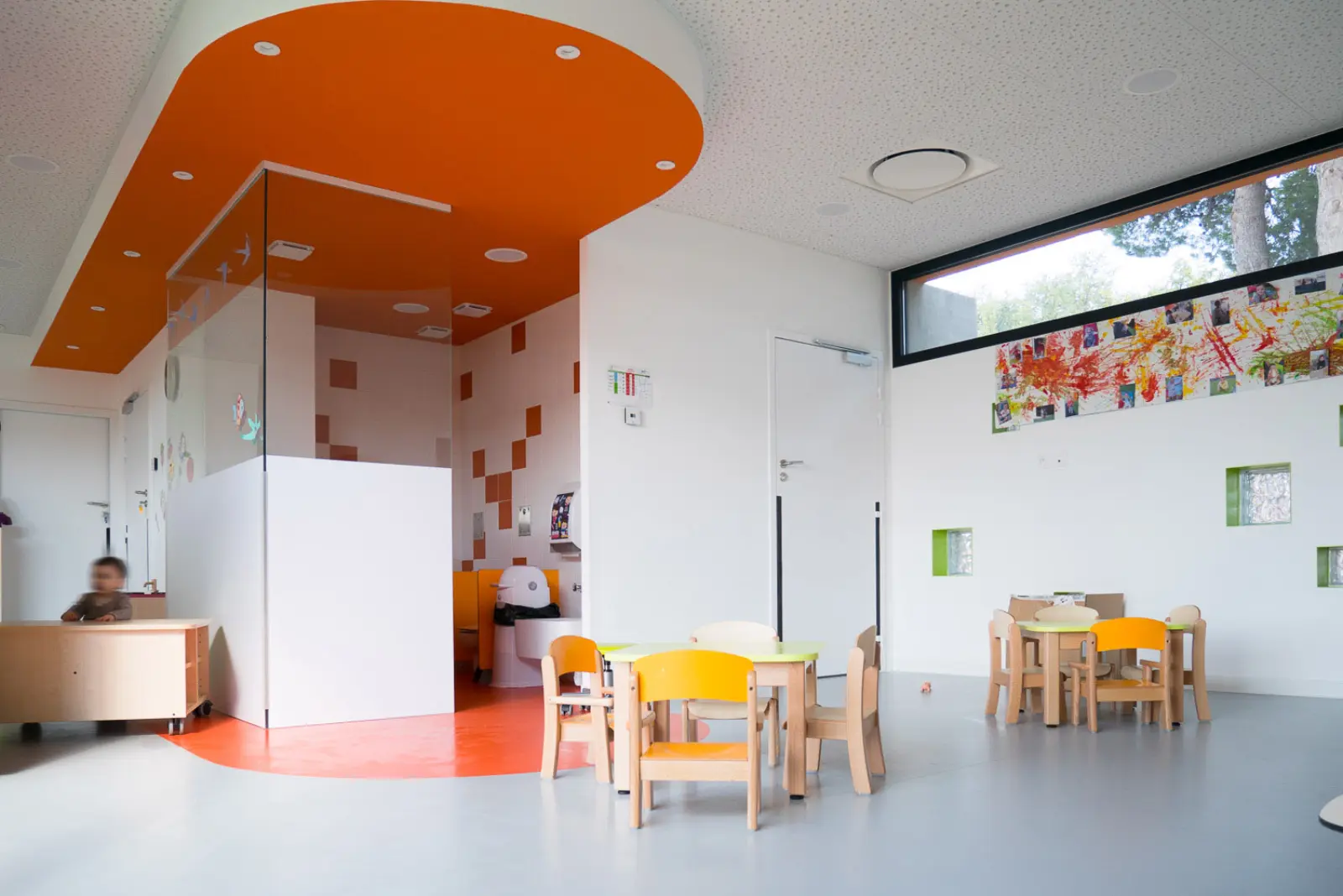 Coin jeux et espace de vie de la micro-crèche Les Écureuils à Perpignan