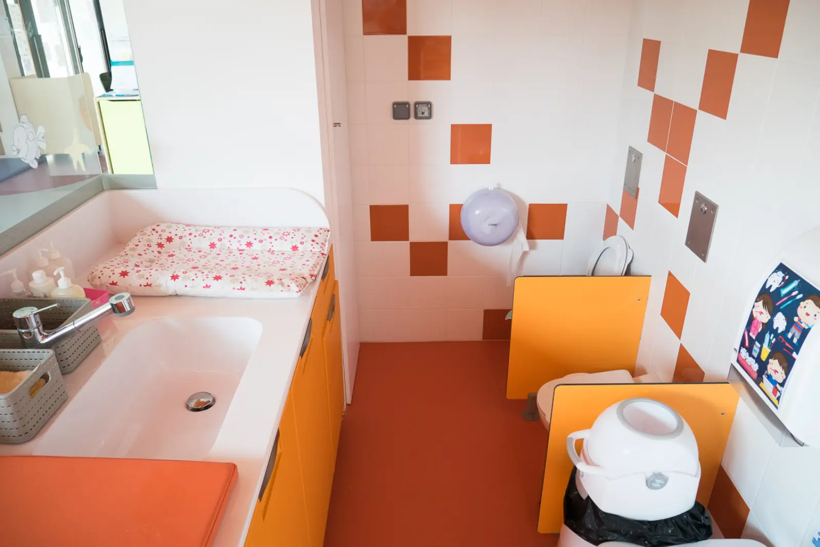 Espace change et sanitaires de la micro-crèche Les Écureuils à Perpignan