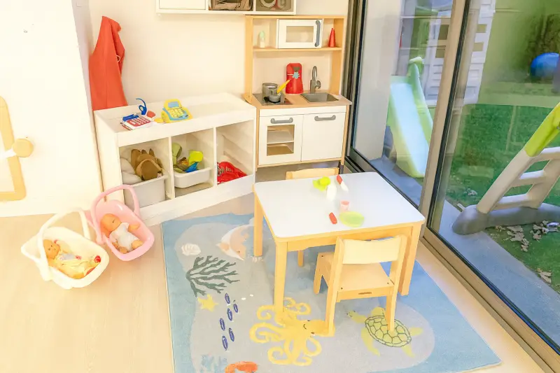 Coin cuisine et jeu d'imitation à la micro-crèche Boubou & Les Chérubins à Plaisance-du-Touch