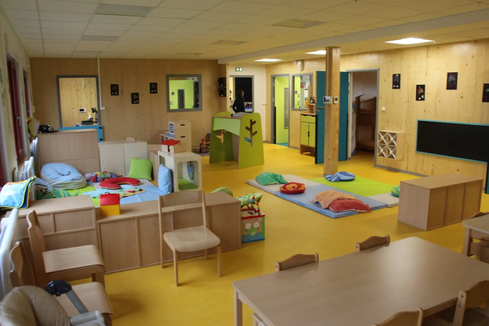 Une grande salle d'éveil, pensée pour les tout-petits