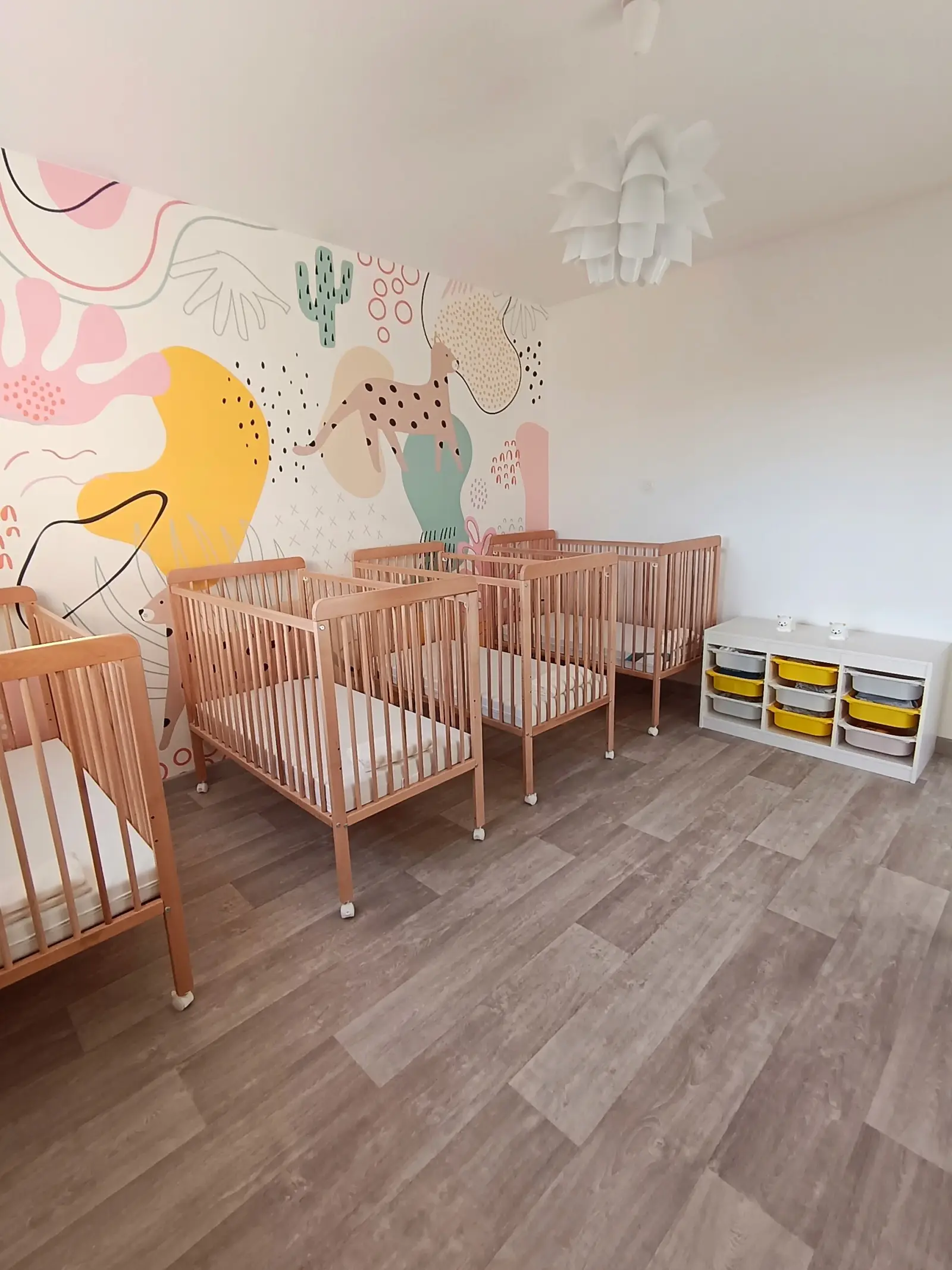 Chambre des bébés de la micro-crèche Les Petites Bouilles à Camaret-sur-Aigues