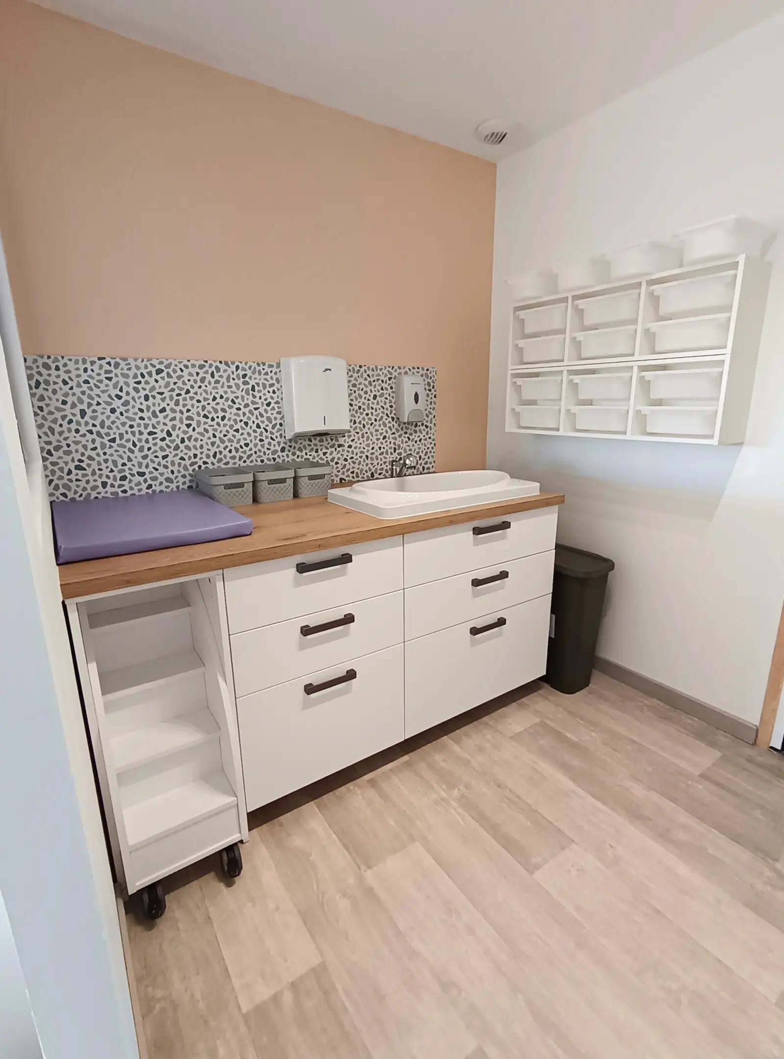 Espace de change de la micro-crèche Les Petites Bouilles à Camaret-sur-Aigues