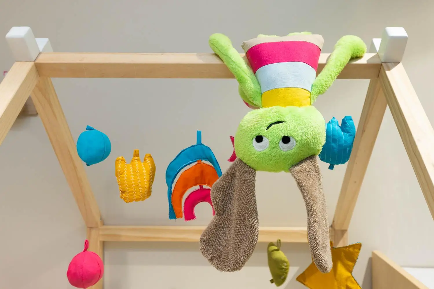 Portique d'éveil sensoriel à la micro-crèche de Jaunay-Marigny