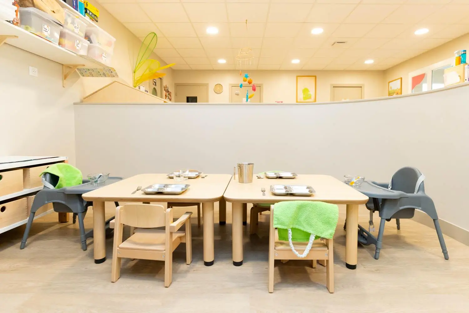 Salle de repas de la micro-crèche de Jaunay-Marigny