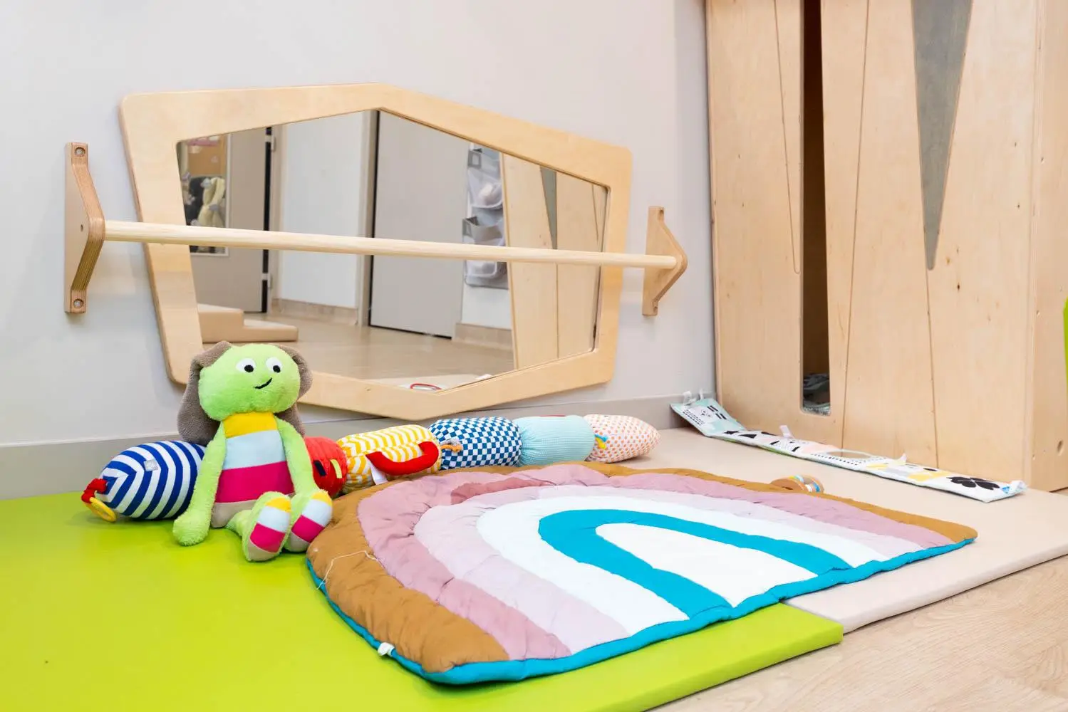 Tapis d'éveil et jeux de motricité à la micro-crèche de Jaunay-Marigny
