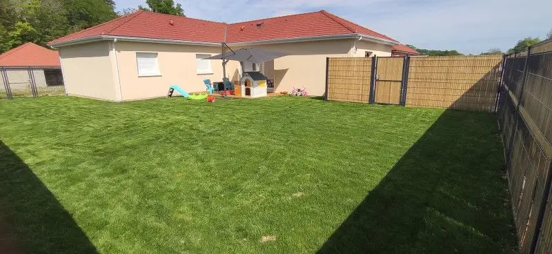 Espace de jeux extérieur de la micro-crèche Les Chérubins du Béarn à Castétis