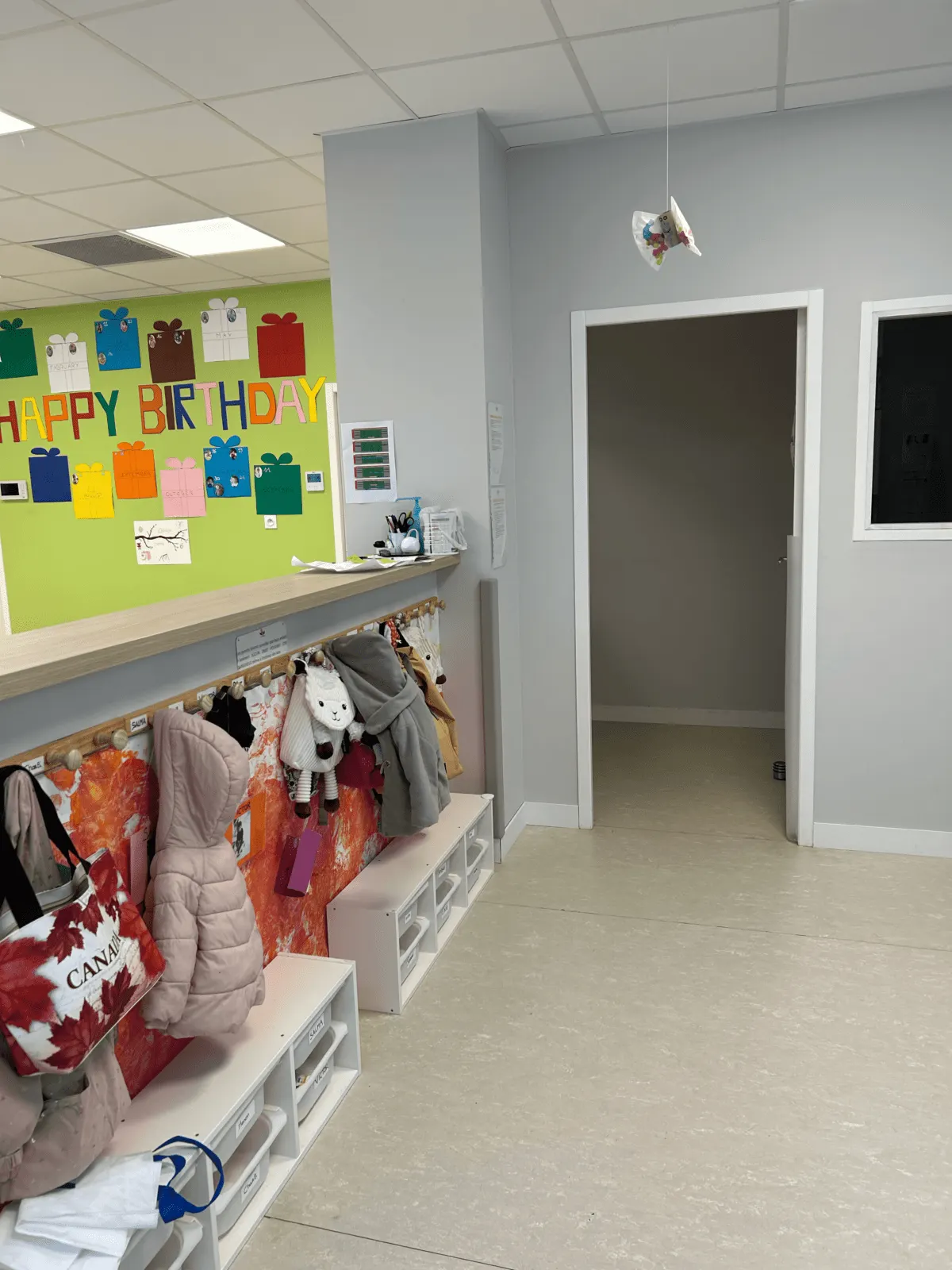 Entrée et vestiaire de la micro-crèche Baby Trees Pierre Gandet à Tours