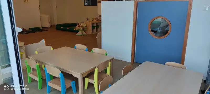 Espace repas et activités de la micro-crèche Les Boutons d'Or des Chérubins à Corné