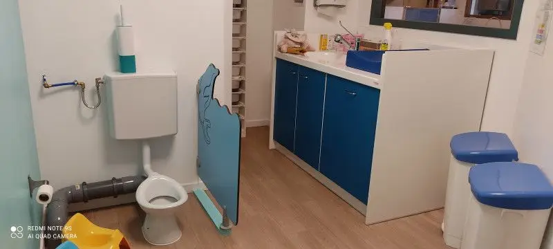 Salle de change de la micro-crèche Les Boutons d'Or des Chérubins à Corné
