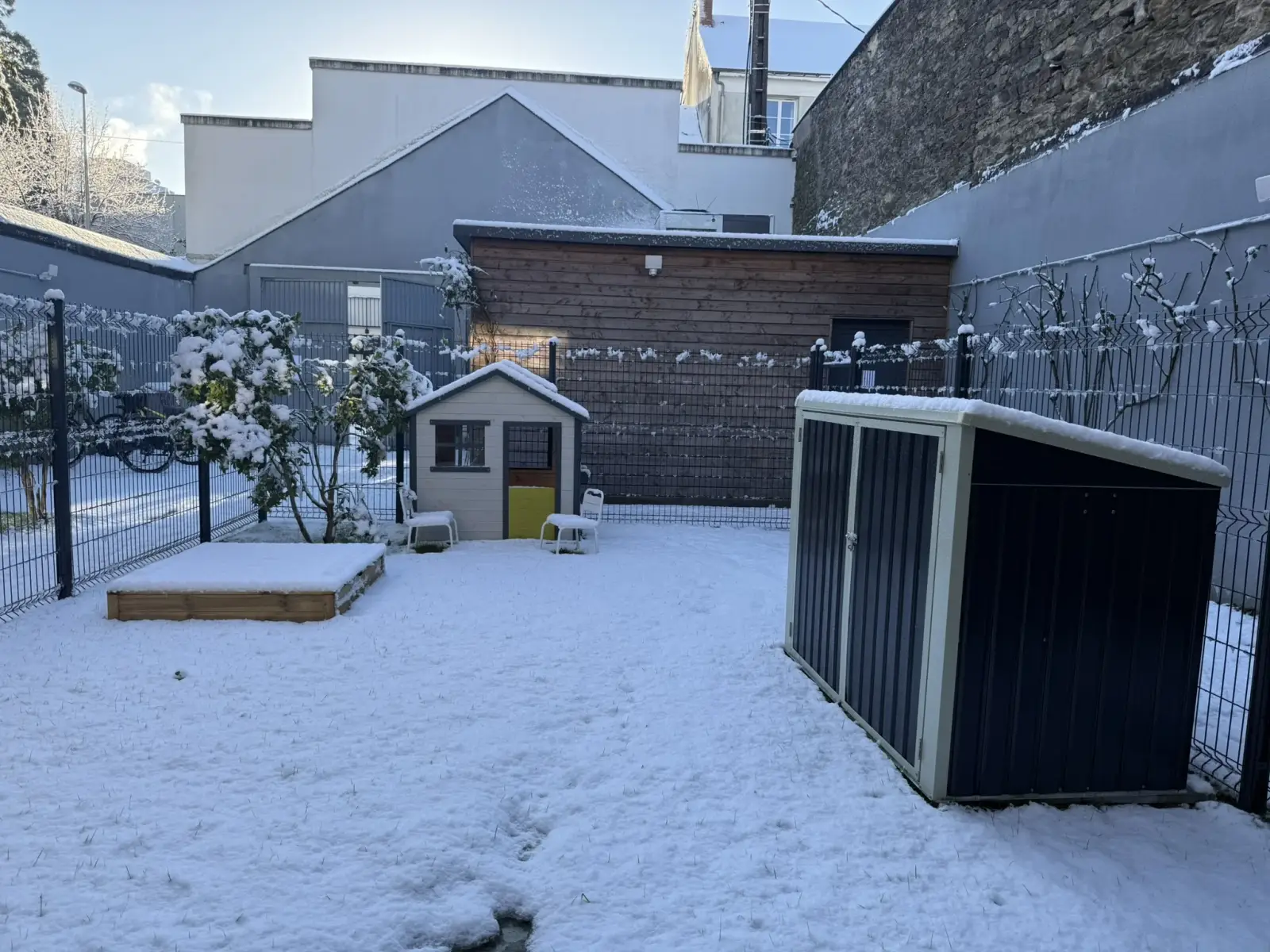 Jardin extérieur de la micro-crèche Chez Minido à Nantes, Île de Versailles