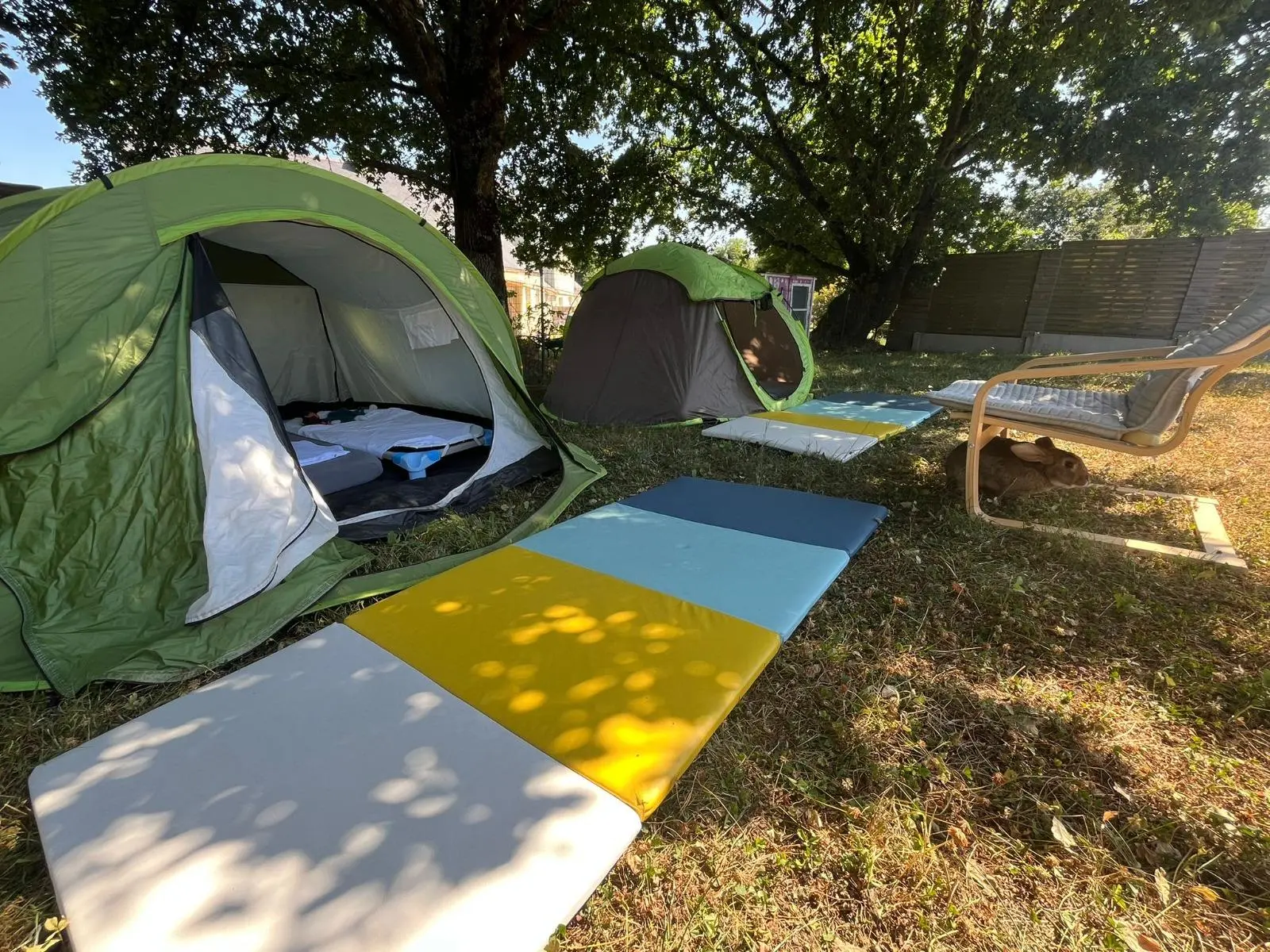 Tentes installées dans le jardin pour la sieste, aux côtés de Cacahuète le lapin, à la micro-crèche Lily and Wolf de Fay-de-Bretagne