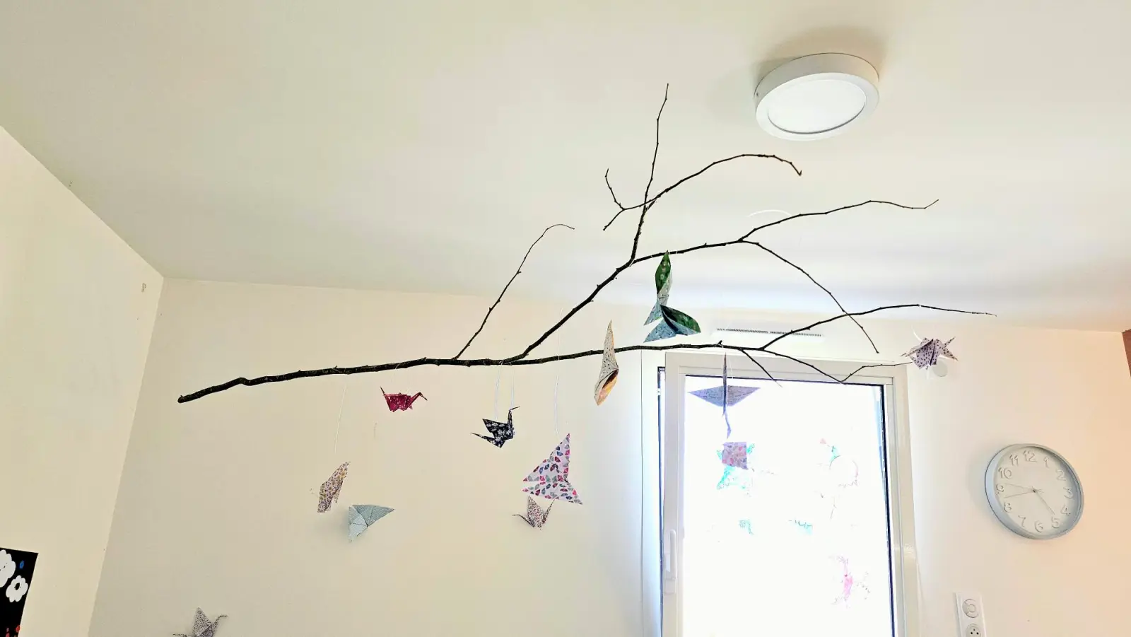 Décoration en origamis suspendue dans une salle de la micro-crèche Lily and Wolf de Pontchâteau