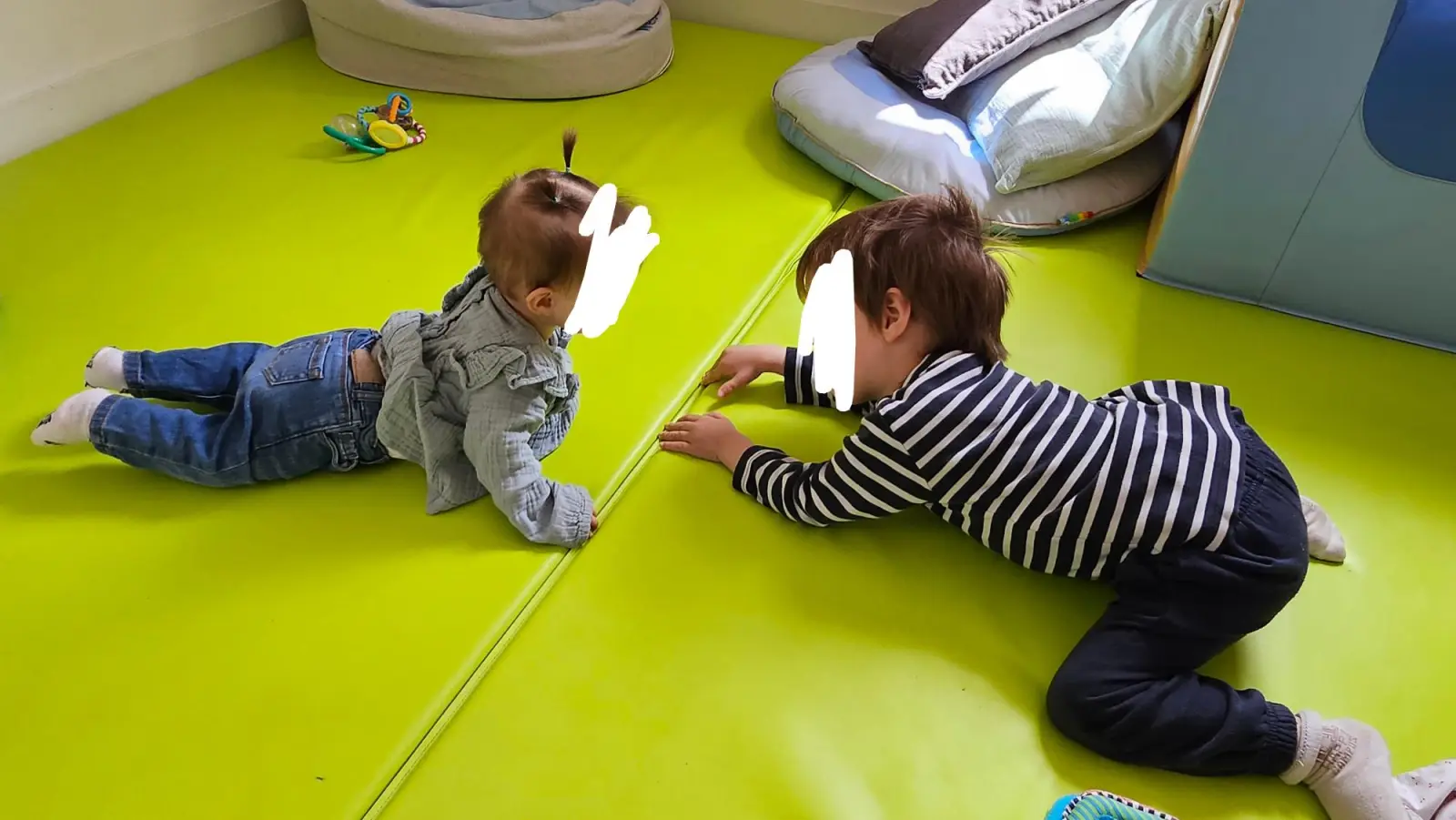 Deux enfants en pleine motricité libre sur un tapis, à la micro-crèche Lily and Wolf de Pontchâteau