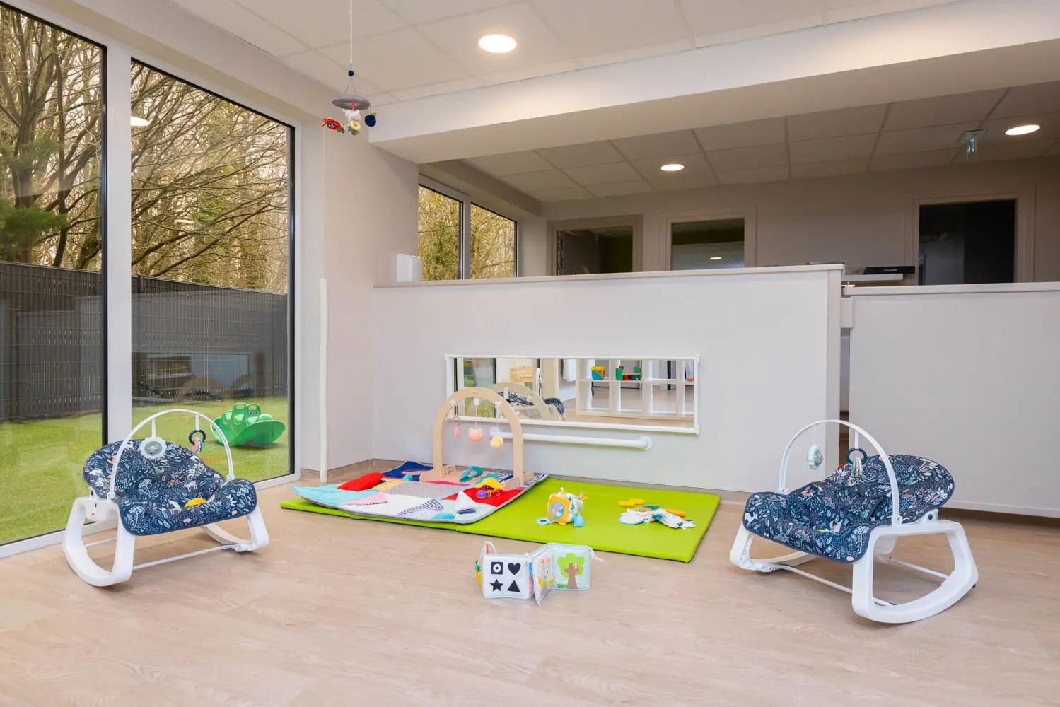 Espace d'éveil pour les bébés à la micro-crèche Achille et Camille d'Heillecourt
