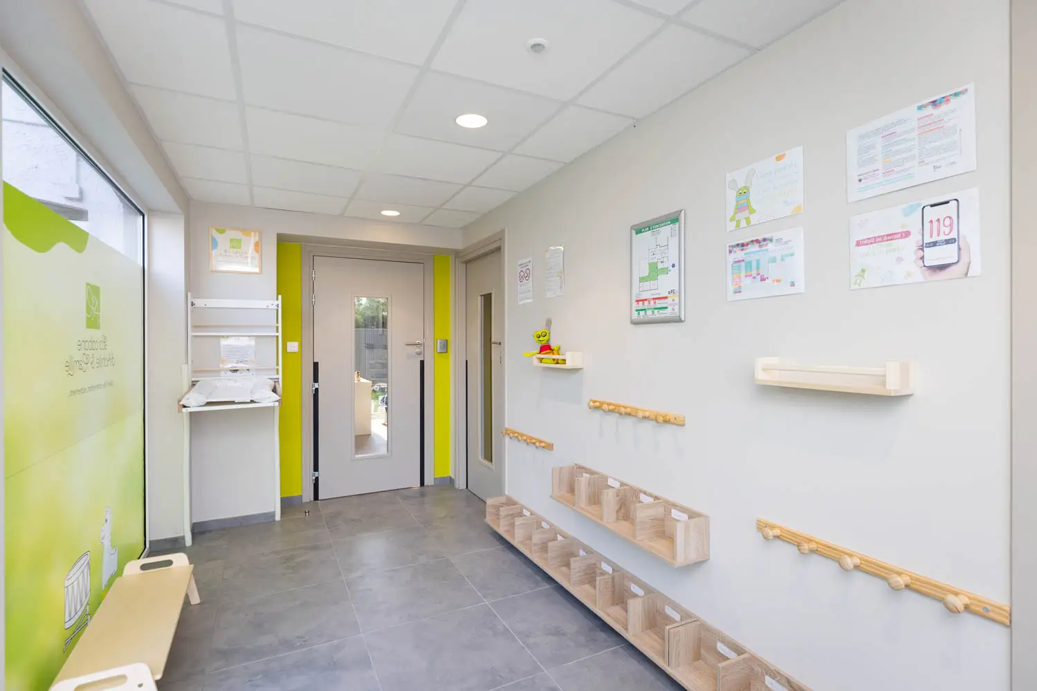 Hall d'accueil et vestiaire de la micro-crèche Achille et Camille à Heillecourt