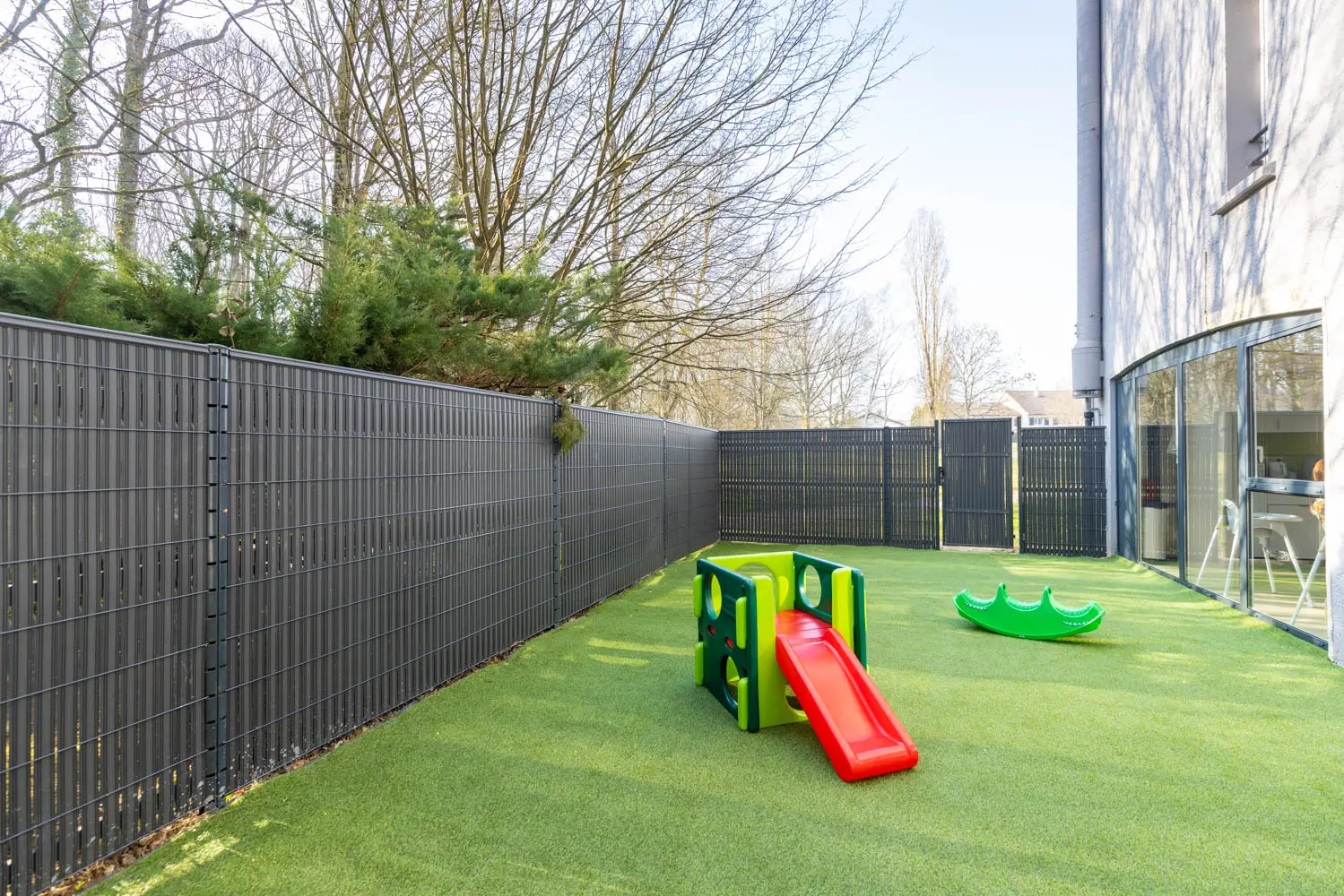 Un jardin sécurisé et une pédagogie du <strong>bien-être au quotidien</strong>