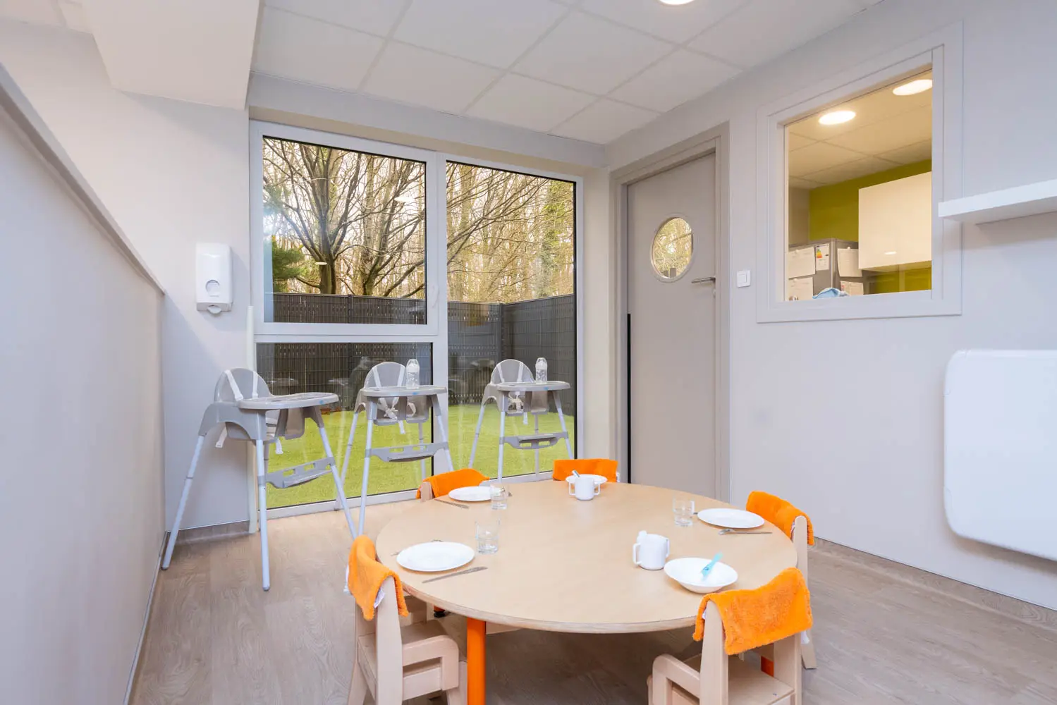 Salle de repas de la micro-crèche d'Heillecourt