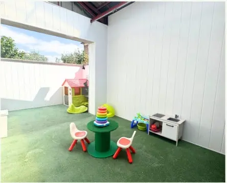 Terrasse extérieure aménagée de la micro-crèche Les Petits Pierrots 5 à Saint-Quentin