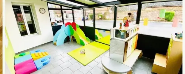 Véranda de motricité de la micro-crèche Les Petits Pierrots 1 à Fresnoy-le-Grand
