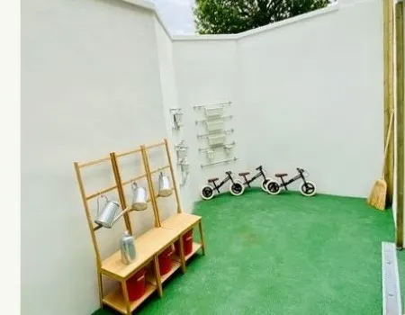 Terrasse extérieure de la micro-crèche Les Petits Pierrots 3 à Saint-Quentin