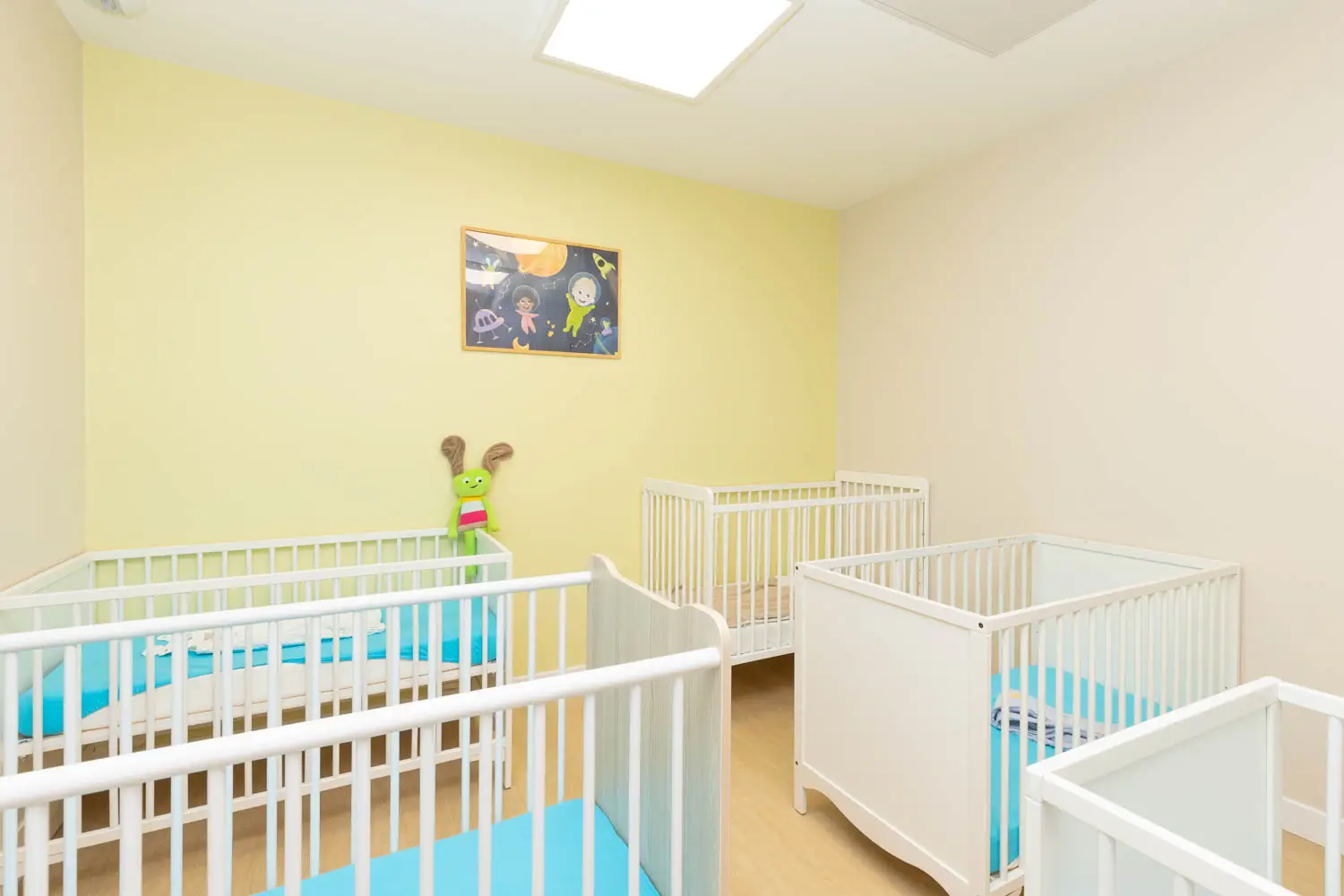 Dortoir de la micro-crèche Achille et Camille à La Fleuriaye