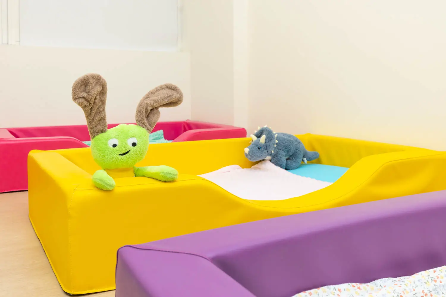 Coin motricité coloré de la micro-crèche Achille et Camille à La Fleuriaye