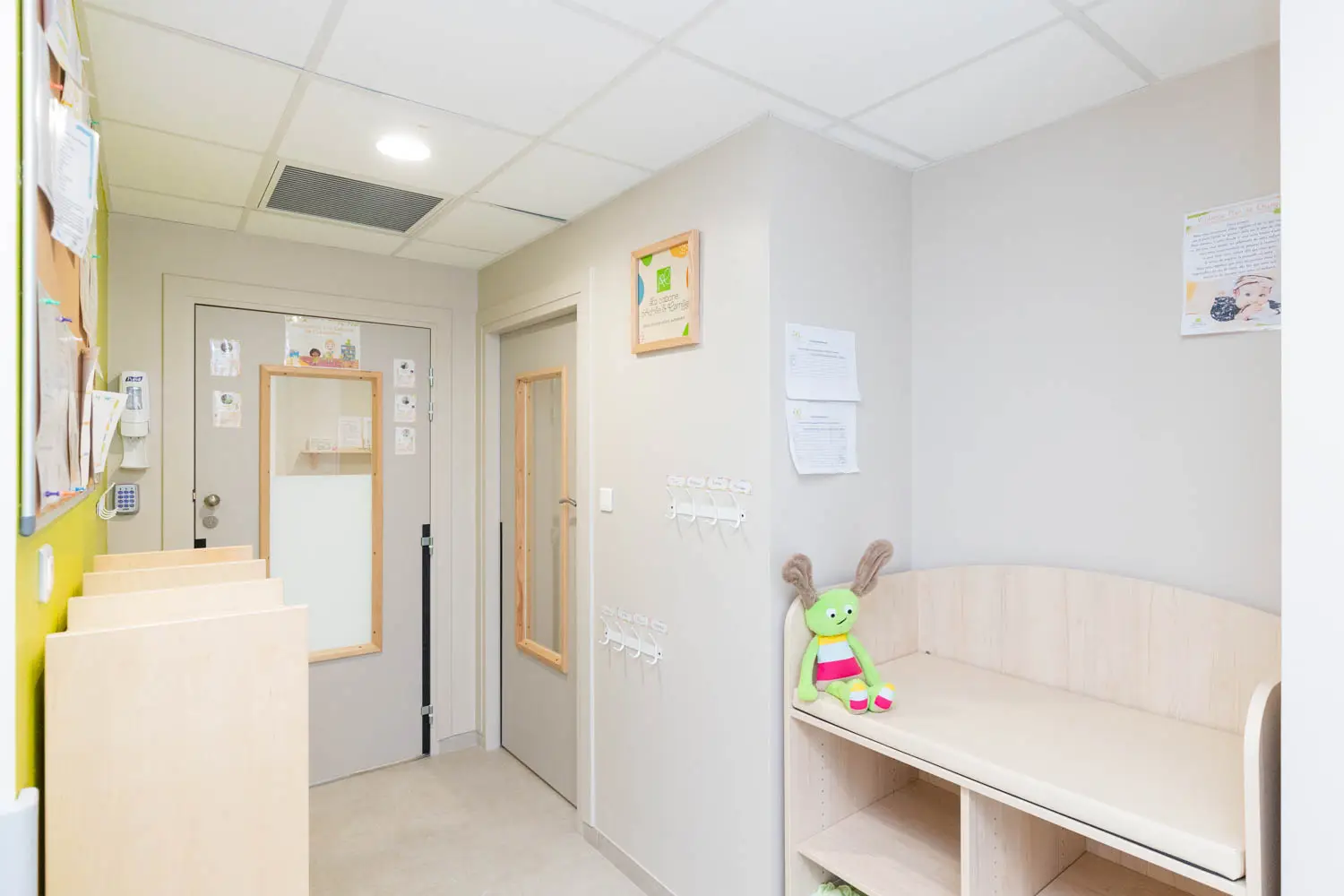 Entrée et vestiaire de la micro-crèche Achille et Camille à Carquefou bourg