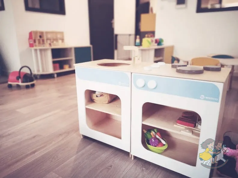 Cuisine en bois pour le jeu d'imitation à la micro-crèche Dolce Vita de Fontaine-lès-Dijon
