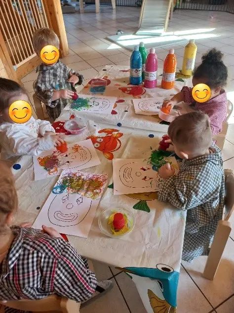 Atelier peinture pour les tout-petits à la micro-crèche Les Tiou-loulous, Haute-Loire