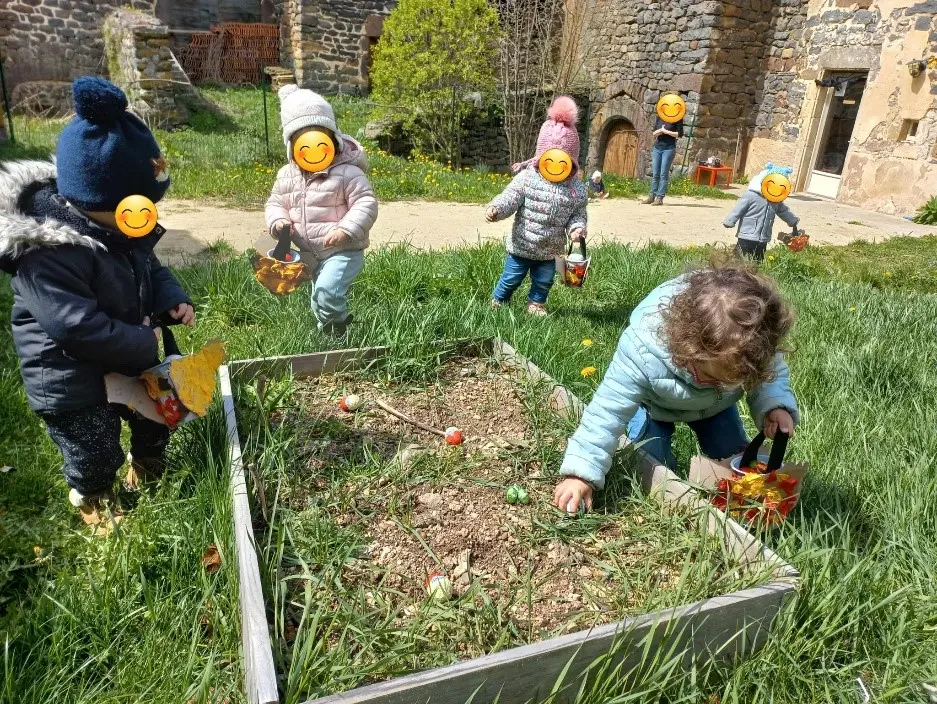 Chasse aux œufs de Pâques dans le jardin de la micro-crèche Les Tiou-loulous à Saint-Privat-d'Allier