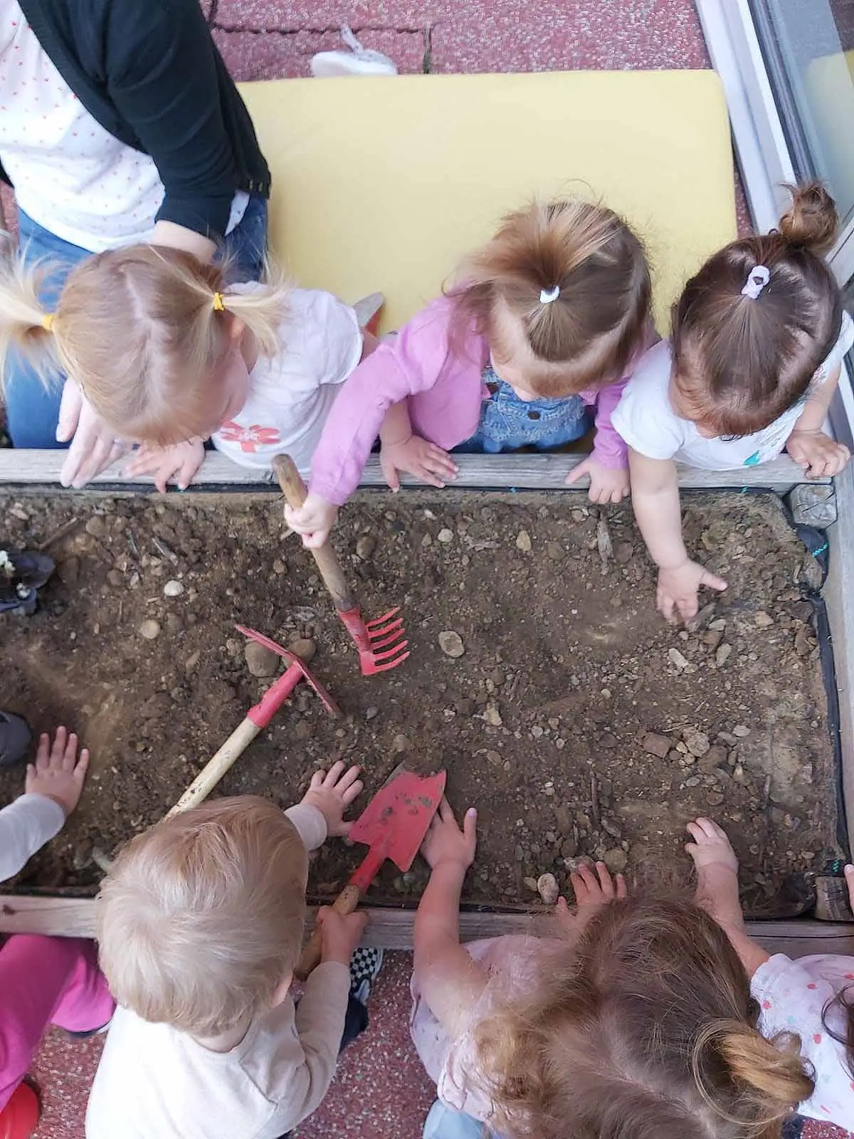 Atelier de jardinage des enfants de la crèche Le p'tit monde de Pierrette à Lyon Vaise