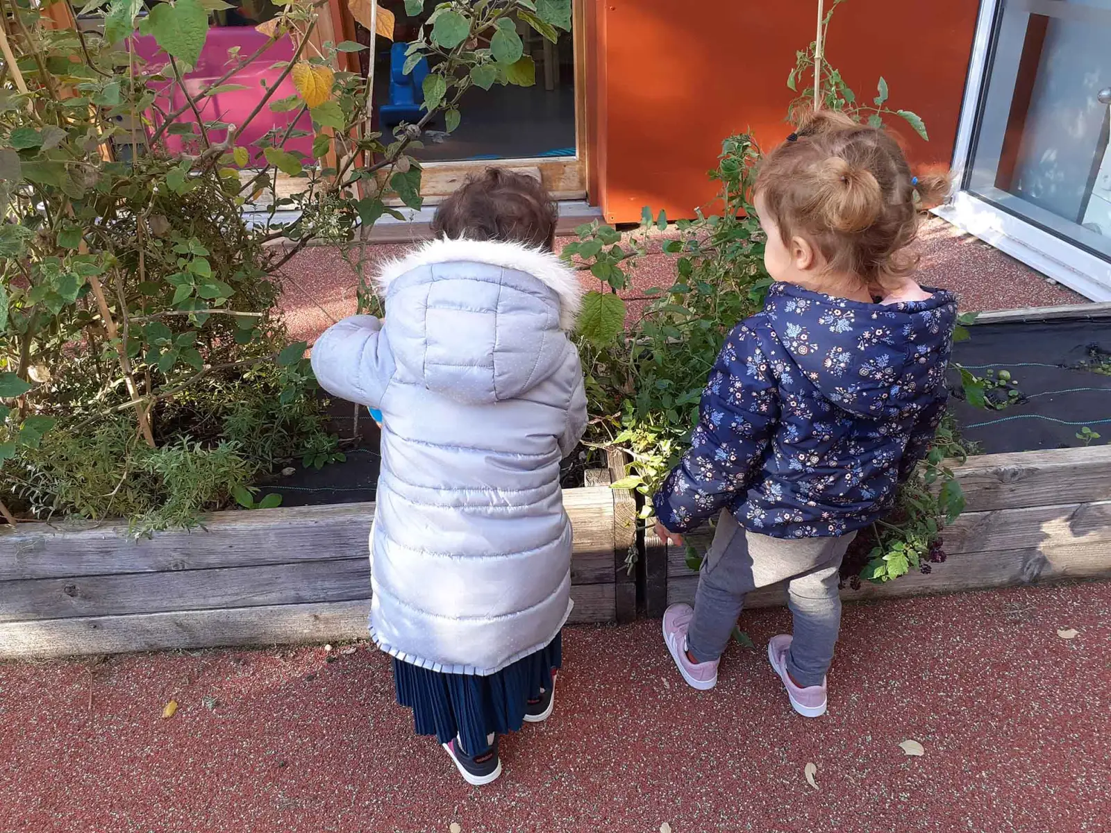 Enfants au jardin partagé de la crèche Le p'tit monde de Pierrette à Lyon Vaise