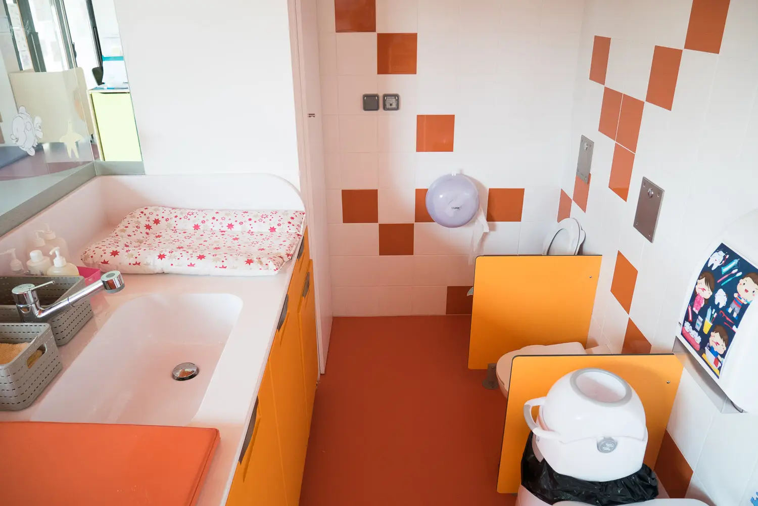 Salle de bain et sanitaires colorés de la micro-crèche Les Écureuils à Perpignan