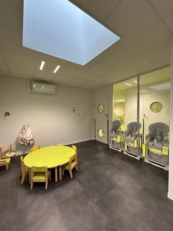 Espace repas de la micro-crèche Le Palazzo des Chérubins à Grenoble, quartier Berriat