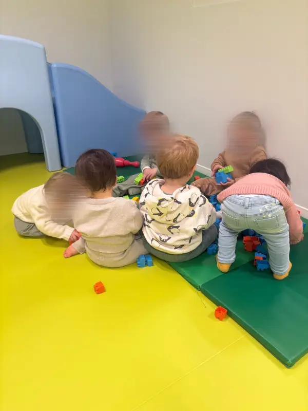 Enfants en train de jouer au sol à la micro-crèche Le Palazzo des Chérubins à Grenoble