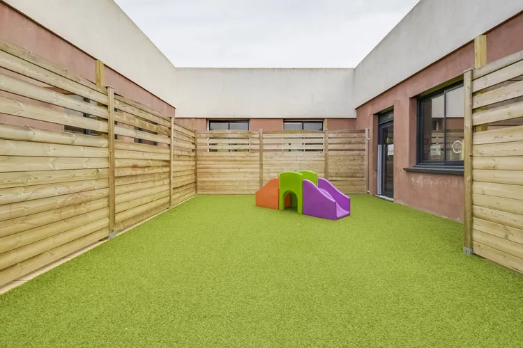 Jardin extérieur de la micro-crèche Les Malicieux du Roy d'Espagne, Marseille 9e