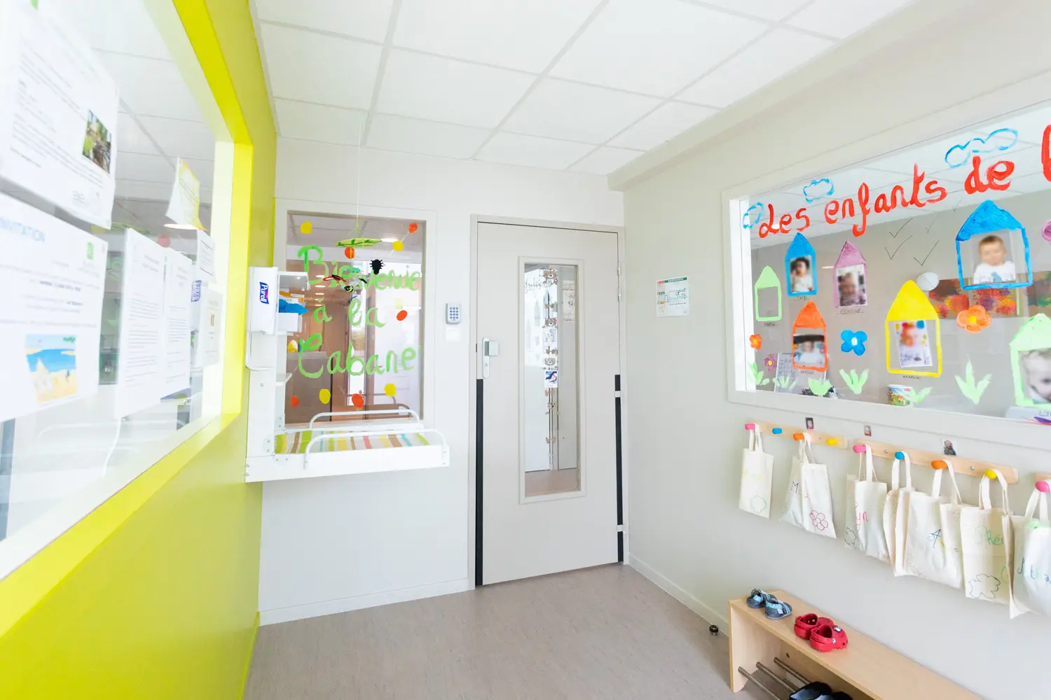 Entrée et vestiaire de la micro-crèche Achille et Camille à Essey-lès-Nancy