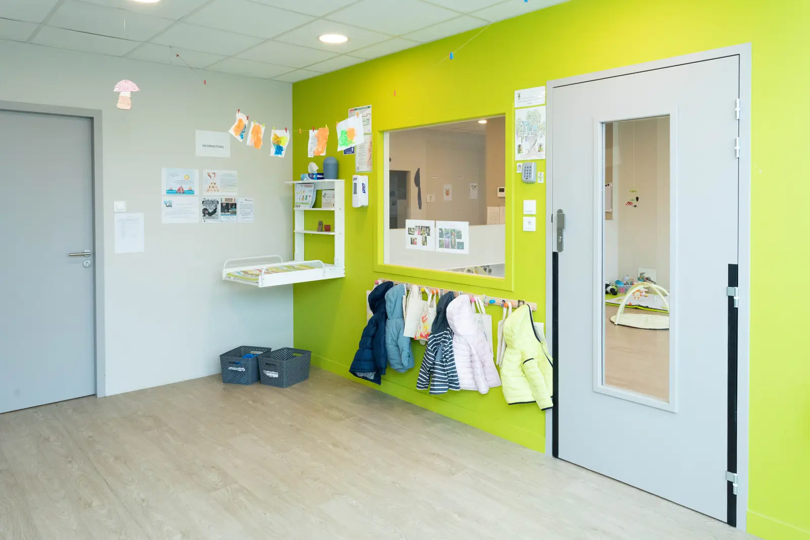 Vestiaire coloré de la micro-crèche Achille et Camille à Saint-Nicolas-de-Port