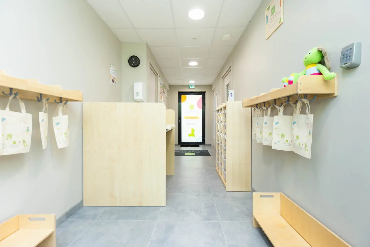 Entrée et vestiaire de la micro-crèche de Tomblaine