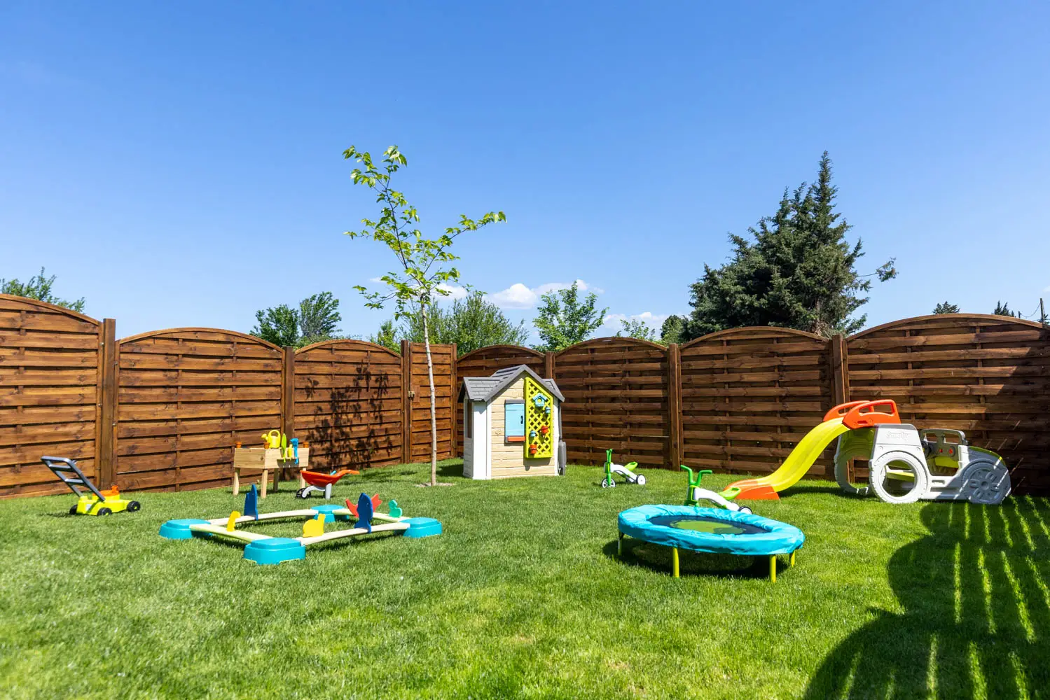 Jardin extérieur sécurisé de la micro-crèche Achille et Camille à Arles Nord