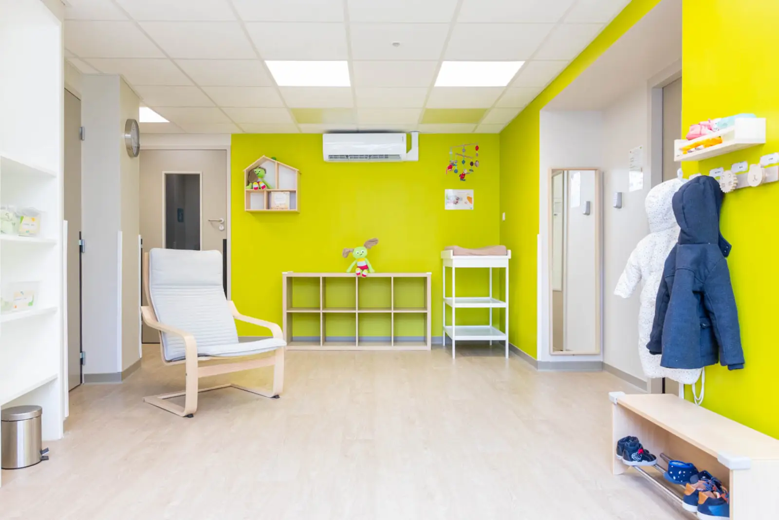 Hall d'accueil et vestiaire de la micro-crèche d'Oullins