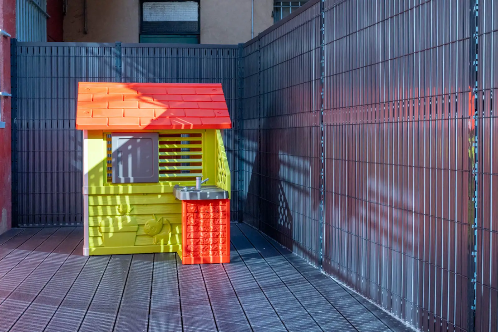 Terrasse extérieure aménagée pour les jeux à la micro-crèche d'Oullins