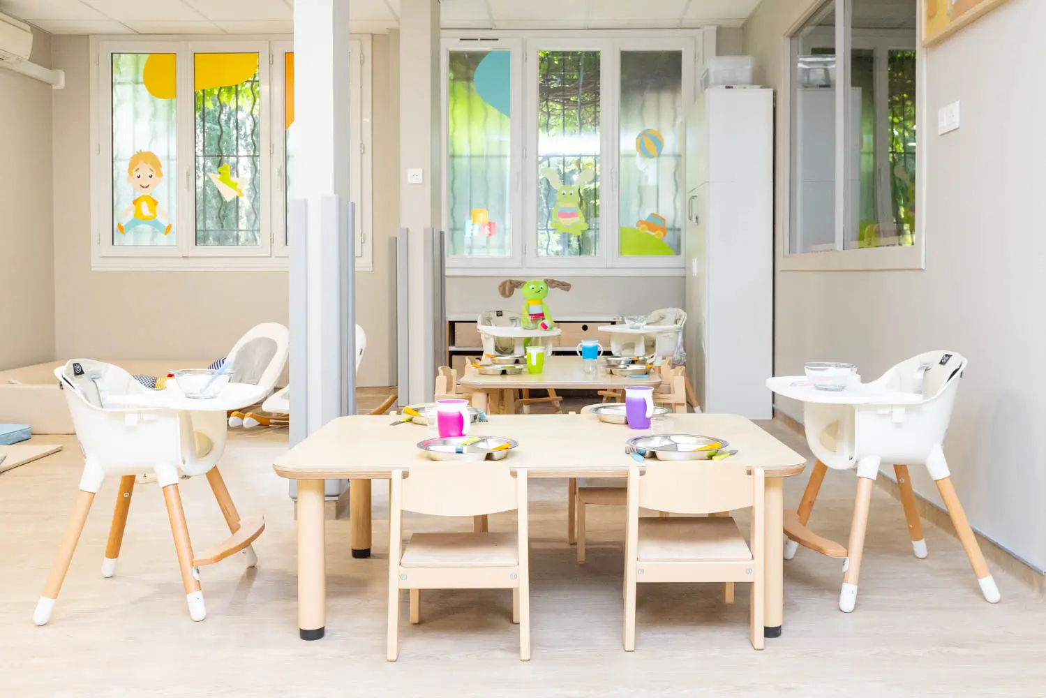 Espace repas avec chaises hautes à la micro-crèche d'Aix-en-Provence