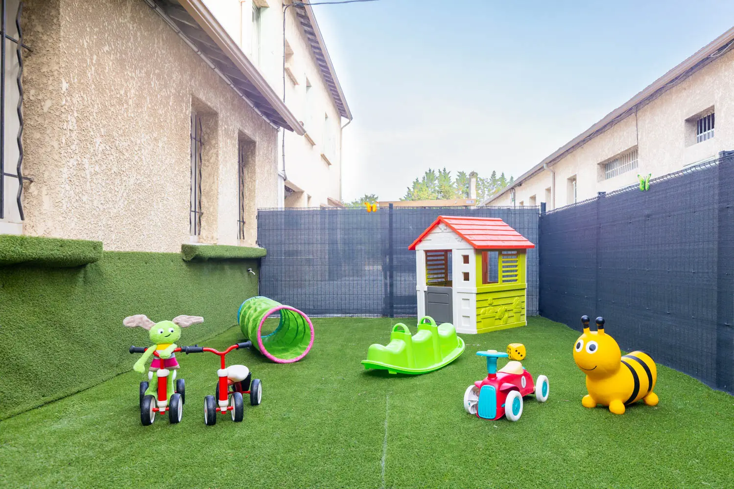 Jardin extérieur sécurisé de la micro-crèche d'Aix-en-Provence