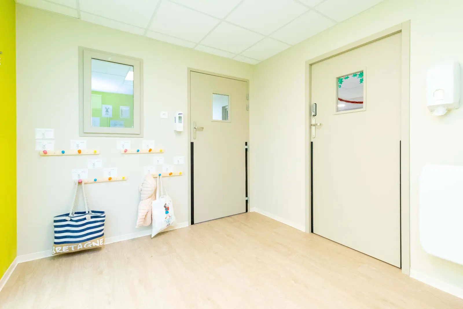 Vestiaire des enfants avec porte-manteaux personnalisés à Ludon-Médoc