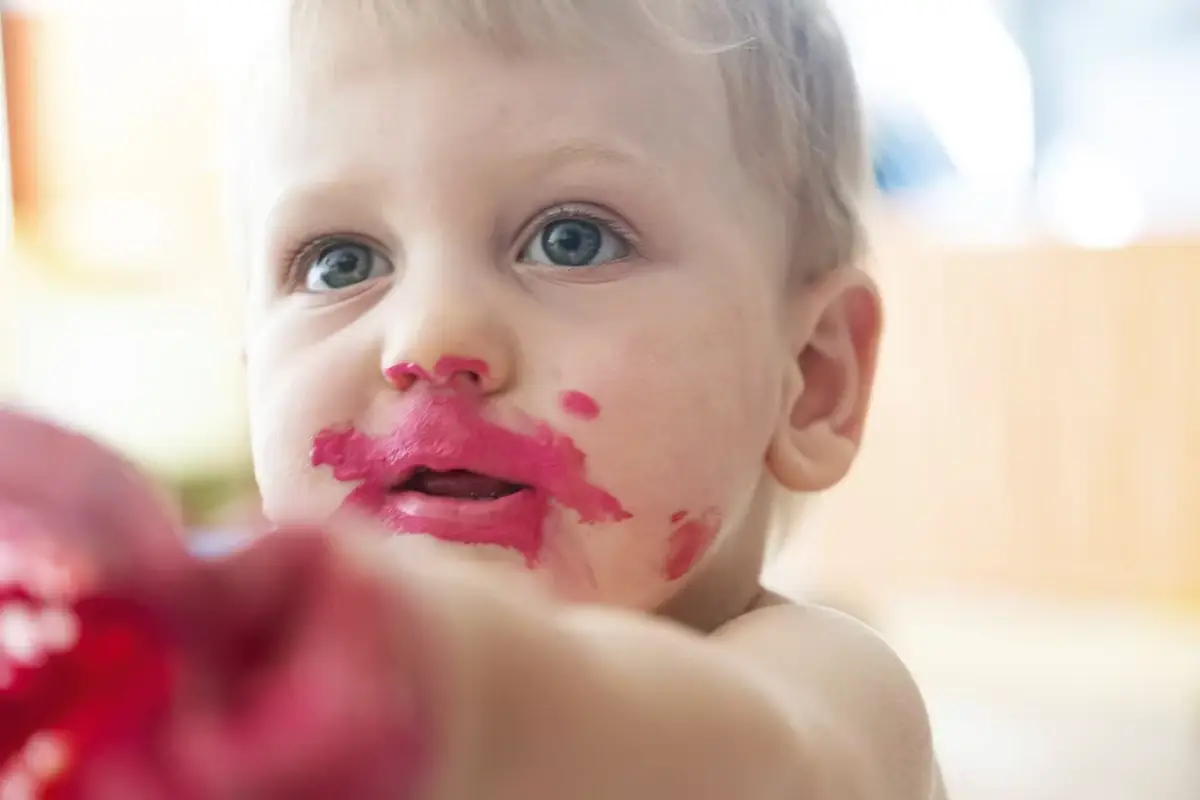 Atelier peinture pour les enfants de la micro-crèche à Strasbourg
