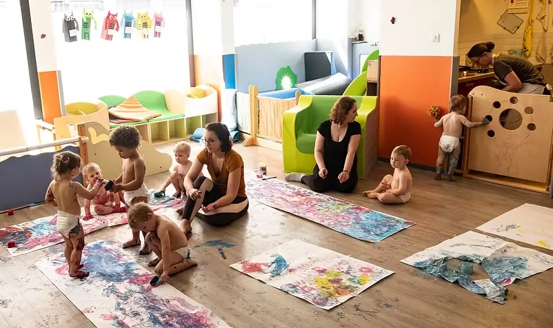 Enfants en plein jeu avec l'équipe éducative, micro-crèche Strasbourg Montagne Verte