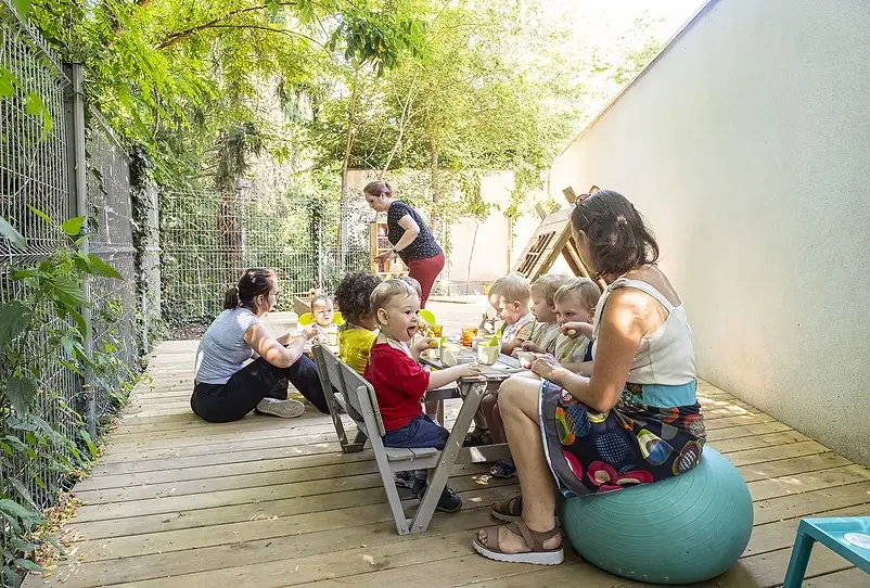 Repas partagé en équipe à la micro-crèche de Strasbourg Montagne Verte