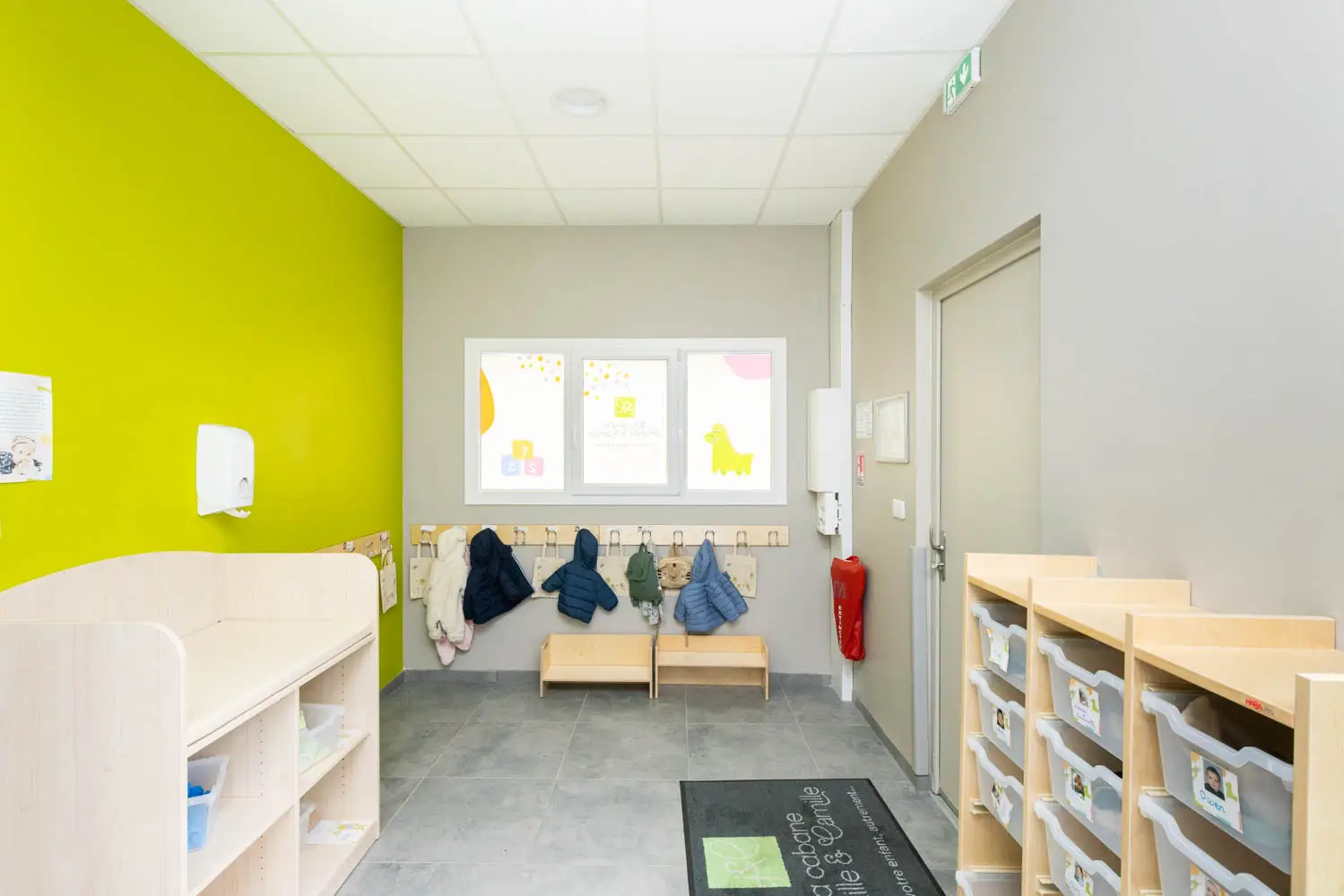 Vestiaire et entrée de la micro-crèche Achille et Camille à Parçay-Meslay